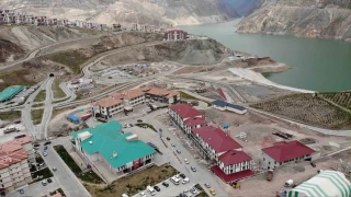 Trkiye'nin en byk barajnn yapld ilede, iktidar baraj altnda kald