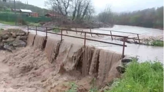 Bursa'da aşırı yağışlardan dolayı köprü şelaleye döndü
