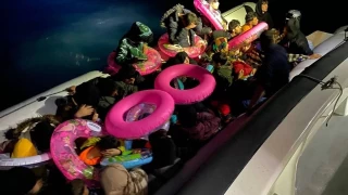 Ayvalk'ta lastik botla denize alan 42 dzensiz gmen yakaland