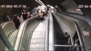zmir Metro'sunda yryen merdiven kazas kamerada