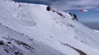 Erciyes'te kayak yapan bir kii dan son anda kurtuldu