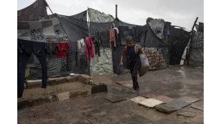 Gazze'de yoğun yağış nedeniyle çadırları su bastı