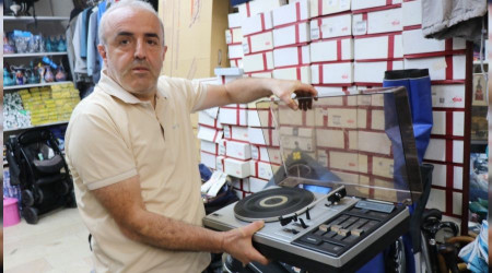 Havalimanında unutulan eşyalar satışa sunuldu