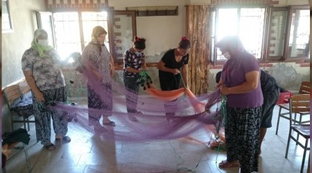 Serçinli kadınlar balık ağı örüyor