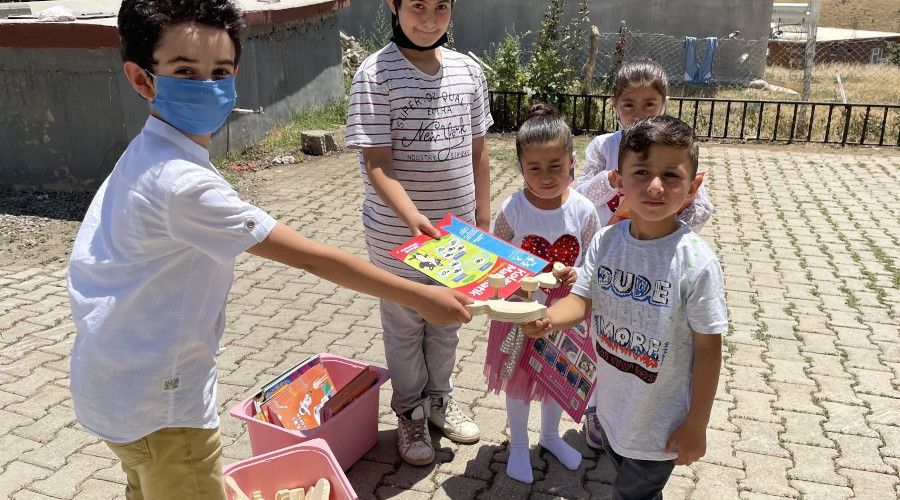 BİLSEM öğrencileri yaptıkları ahşap oyuncakları köy çocuklarına hediye etti