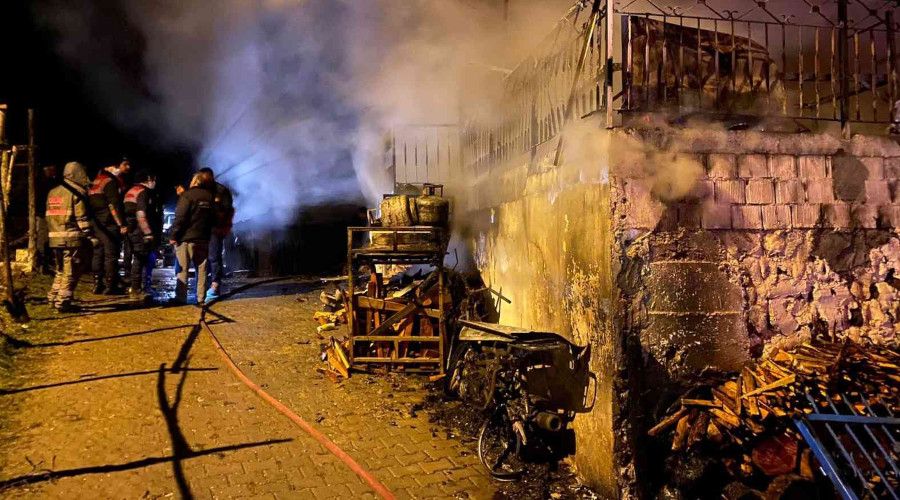 Eşini alevlerden kurtardı kendi yanarak can verdi