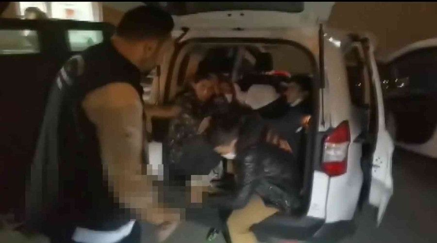 Yolcu ve bagaj kısmında saklanmış 10 kaçak göçmen yakalandı