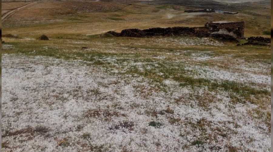 Ağrı'ya dolu yağdı