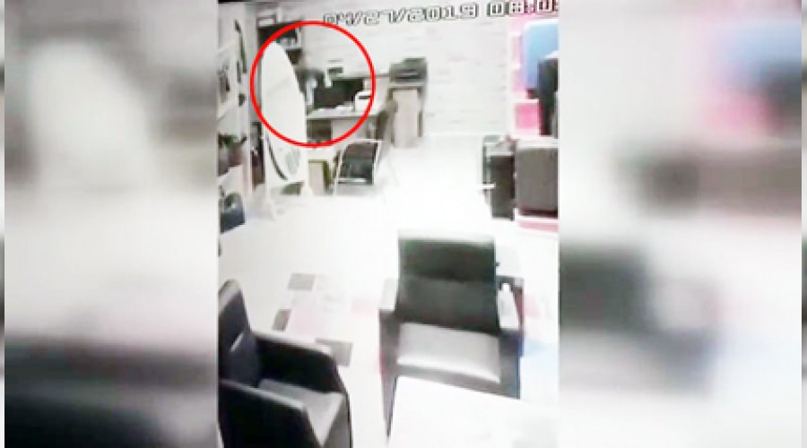 Çalıştığı iş yerinin kasasını boşalttı