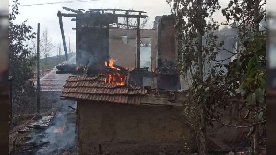 Çorum'da çıkan yangında 2 ev ve 3 samanlık yandı