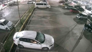 Eline taş aldı, 35 aracın camını böyle kırdı