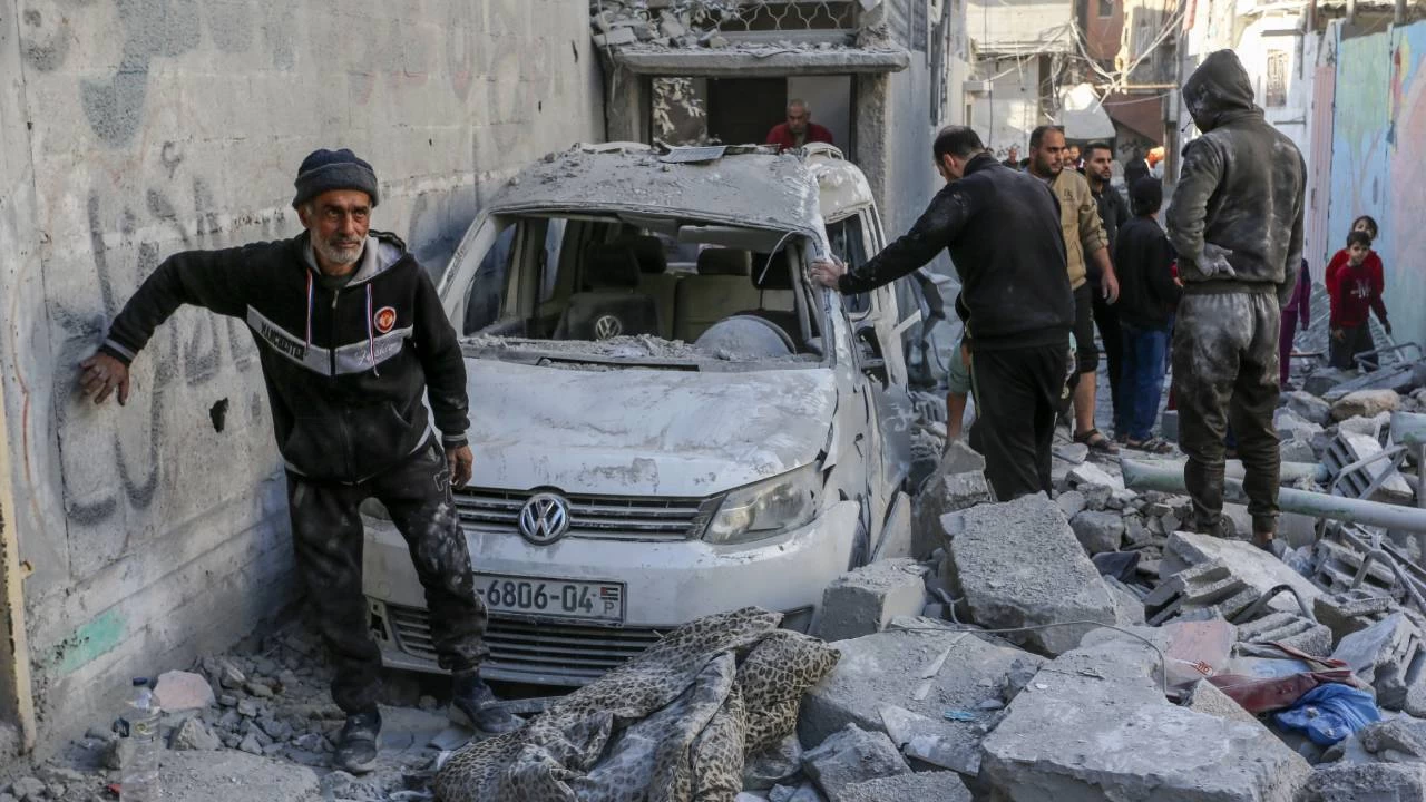 İsrail, Refah'taki hava saldırılarında 6'sı çocuk, 12 Filistinliyi öldürdü