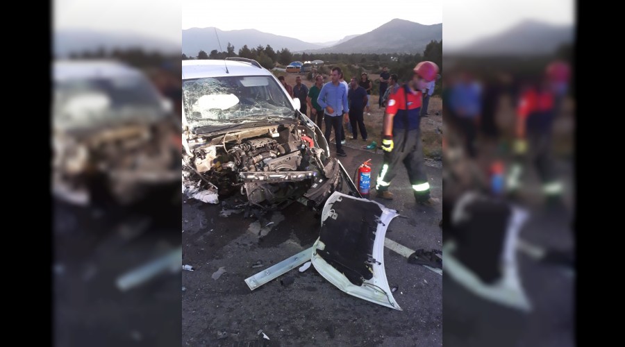 Burdur'da iki araç kafa kafaya çarpıştı