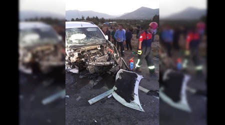 Burdur'da iki araç kafa kafaya çarpıştı