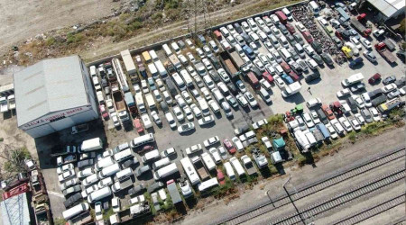 Milyonluk araçlar otoparklarda çürüyor
