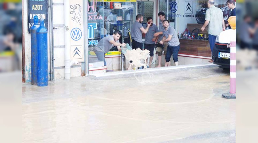 Sağanak yine İstanbul'u vurdu