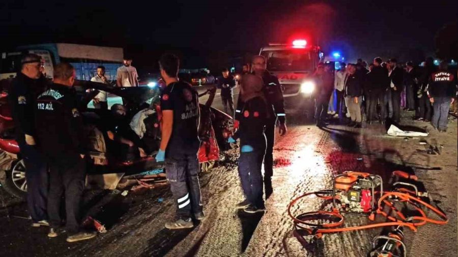 Tatvan'da zincirleme trafik kazası: 1 ölü, 4 yaralı