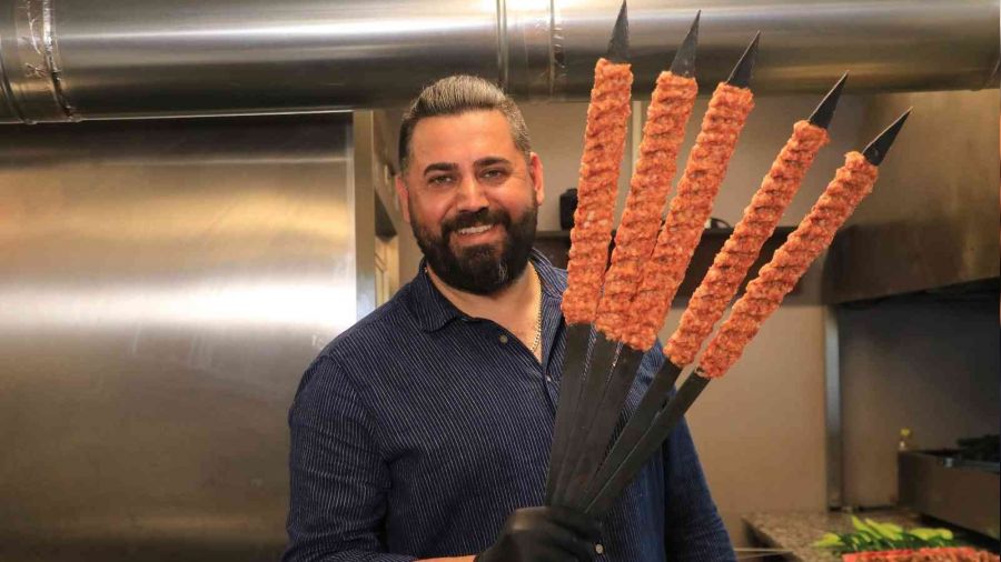 Adana kebabını eski usul yapıyor