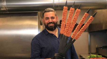 Adana kebabını eski usul yapıyor