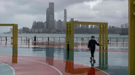 Çin'in güneyinde Kompasu tayfunu karaya vurdu