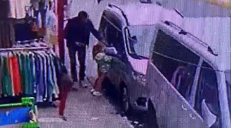 Esenyurt'ta hırsız, küçük kızın elinden telefonu çaldı