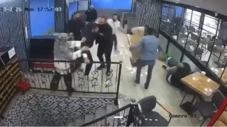 Kafede çıkan kavgada ortalık savaş alanına döndü