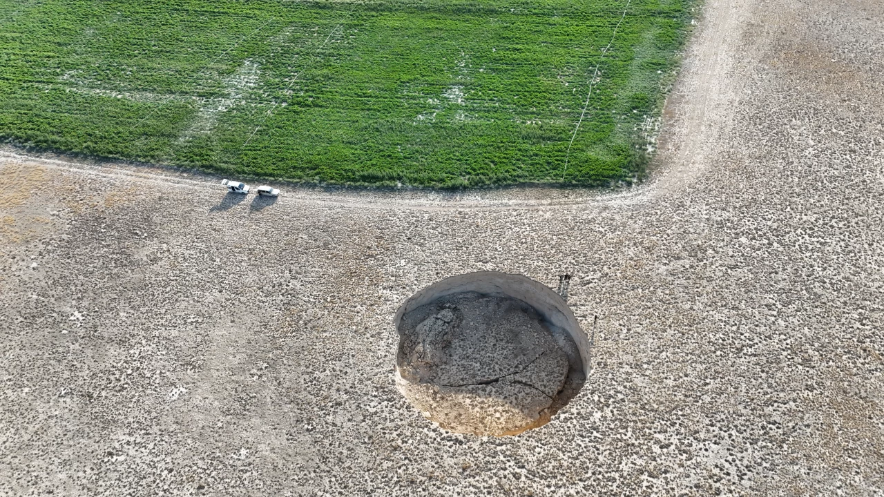 Konya'da 100 metre apnda yeni obruk olutu