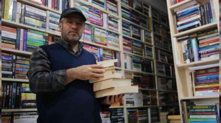 Öğretmeninin aşıladığı kitap aşkı, sahafçı yaptı