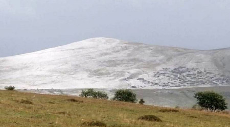 Posof yaylaları dolu yağışı ile beyaza büründü