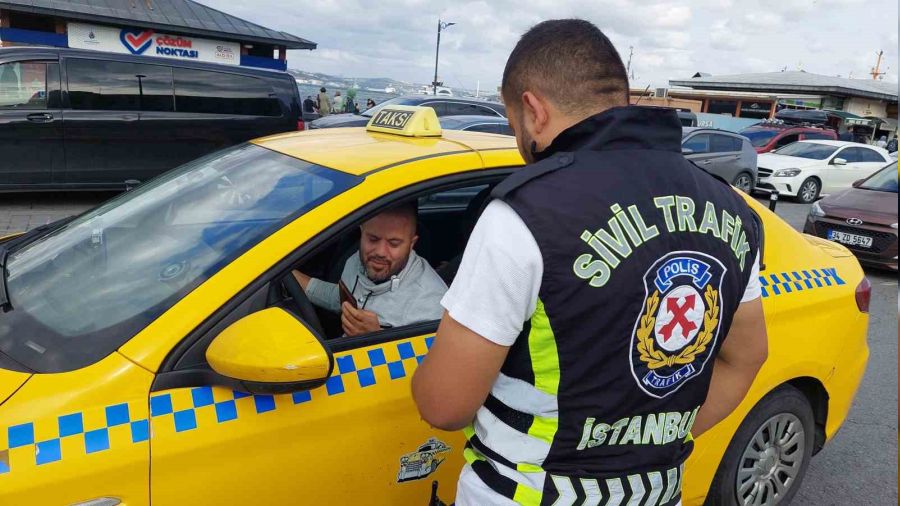 Taksiciler, araca yolcu gibi binen polislere takld