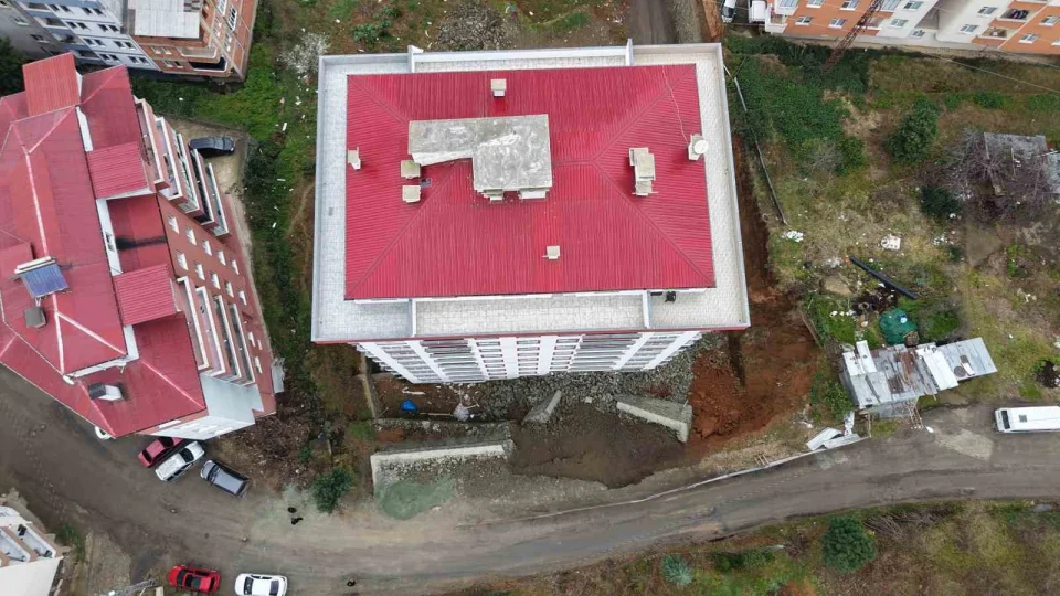 Trabzon'da istinat duvarı çöktü: 9 katlı bina zarar gördü