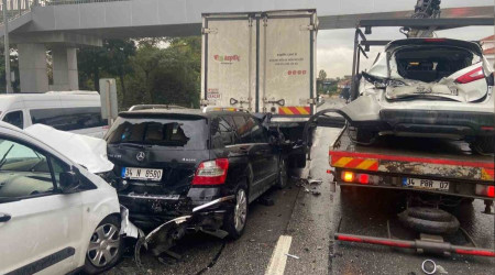 Üsküdar'da 14 araç birbirine girdi: 1 yaralı