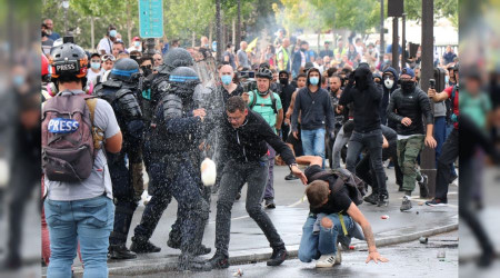 Aşı zorunluluğuna karşı 200 bin kişi sokağa indi