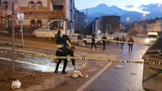 Bıçaklı kavgada iki kardeşten birini öldürüp diğerini yaralayan zanlı adliyeye sevk edildi