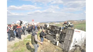 Edirne'de renci servisi devrildi: 27 yaral