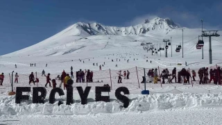 Erciyes'te kayak sezonu tüm hızıyla devam ediyor