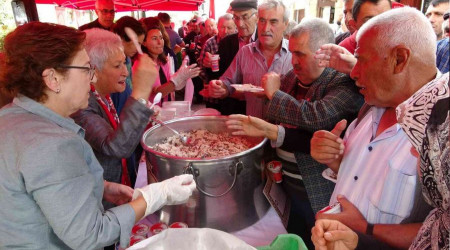 Hazret-i Mevlana'nın doğumunun 815. yıl dönümü sebebiyle halka pilav ve ayran ikramı