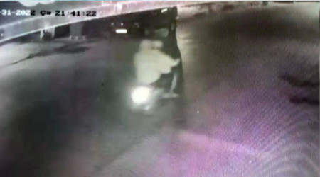 Husumetlisinin evine ateş açarken yanındaki arkadaşını vurdu