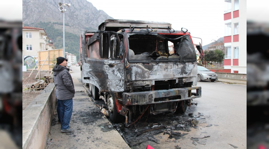 Kamyonunun yandığını polislerden öğrendi