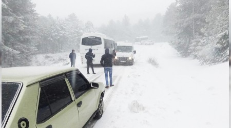 Karda mahsur kalanlar kurtarıldı