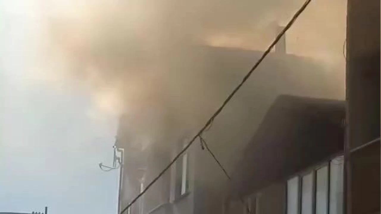 Küçükçekmece'de korkutan yangın: Mangal yaparken çatıyı yaktı