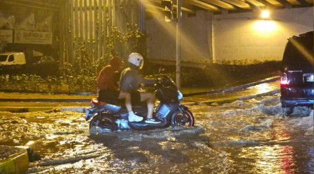 Kuadas'nda 10 dakikalk saanak ya yollar gle evirdi