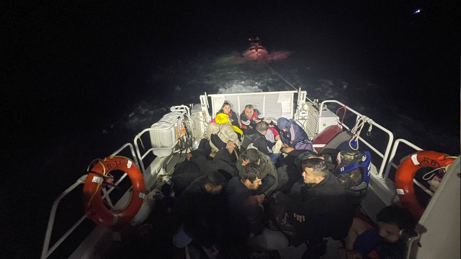 Muğla ve İzmir açıklarında 156 göçmen kurtarıldı, kaçmaya çalışan 105 göçmen yakalandı