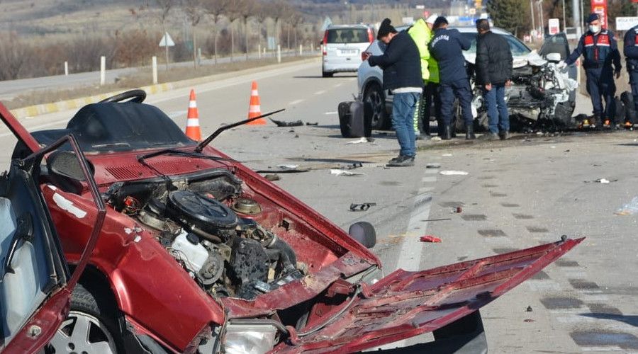 Ortadan ikiye bölünen Tofaş 1 kişiye mezar oldu