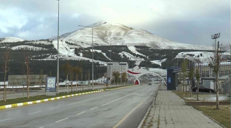 Palandöken beyaz gelinliğini giydi