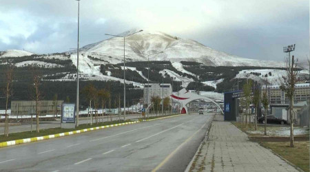 Palandöken beyaz gelinliğini giydi
