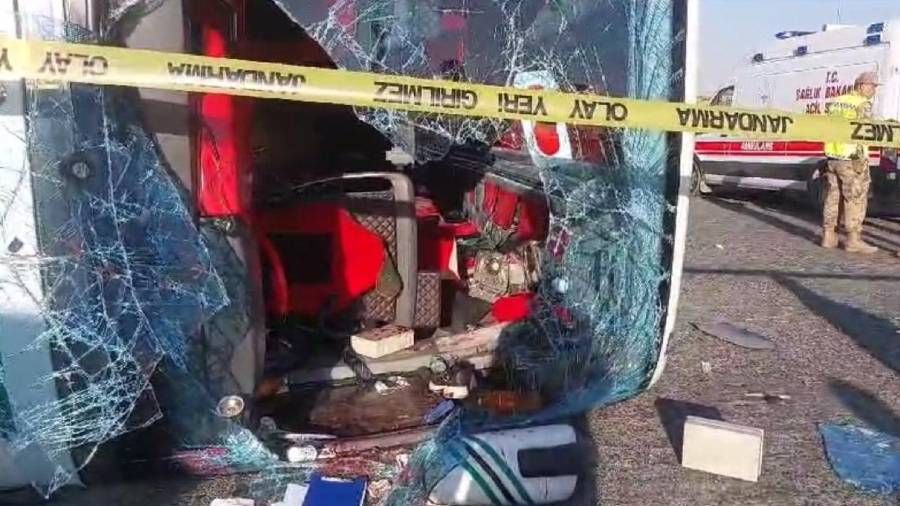 Şanlıurfa'da otomobille çarpışan yolcu otobüsü devrildi: 2 kişi öldü, 25 kişi yaralandı