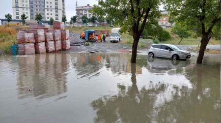 Sultangazi'de su baskn nedeniyle ev ve i yerleri zarar grd