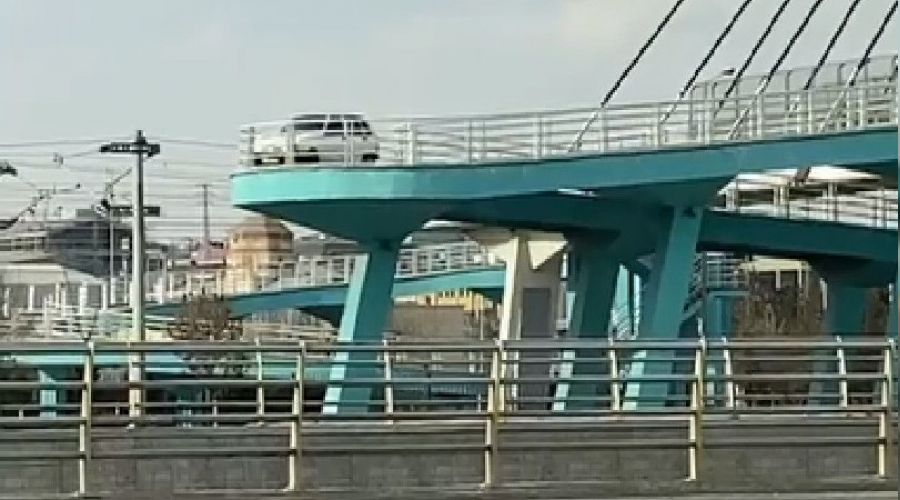 Yaya köprüsünden geçmeye çalışan sürücüye ceza