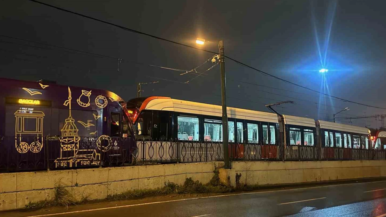 Zeytinburnu'nda iki tramvay kafa kafaya çarpıştı: 1 yaralı